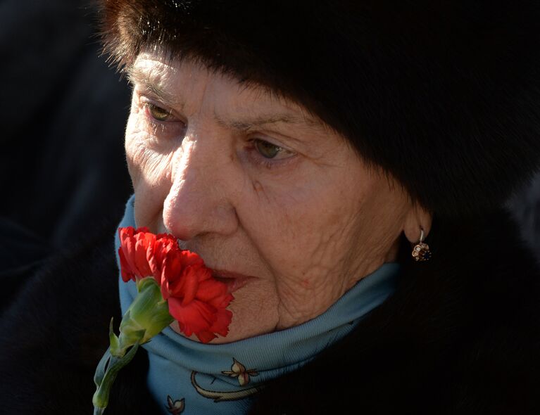 Жительница Владивостока на церемонии возложения цветов к памятнику морякам Тихоокеанского флота