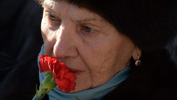 Жительница Владивостока на церемонии возложения цветов к памятнику морякам Тихоокеанского флота
