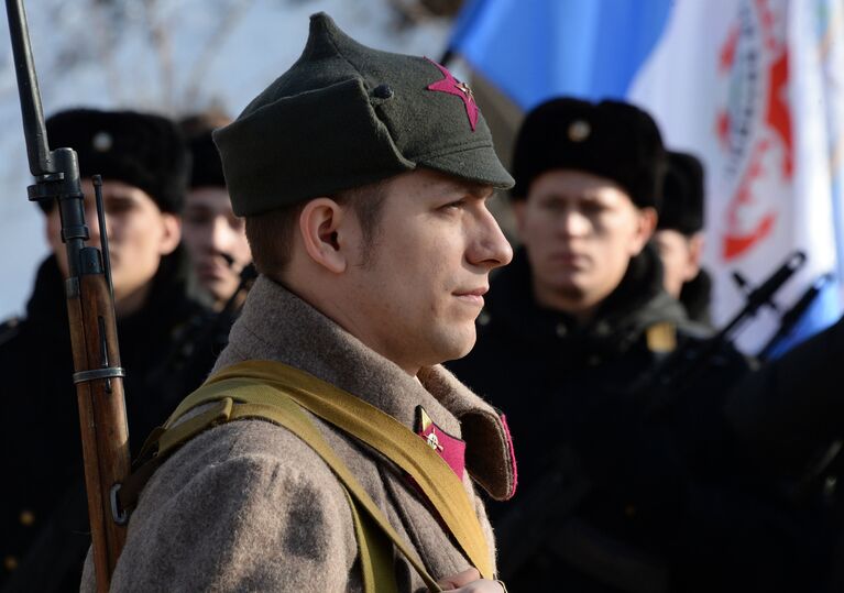 Участник военно-исторического клуба на митинге у памятника морякам Тихоокеанского флота во Владивостоке