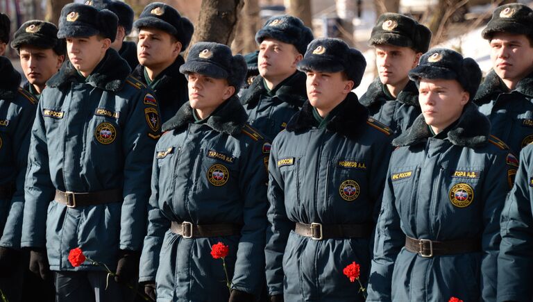 Курсанты Дальневосточной пожарно-спасательной академии МЧС России на митинге у памятника морякам Тихоокеанского флота во Владивостоке