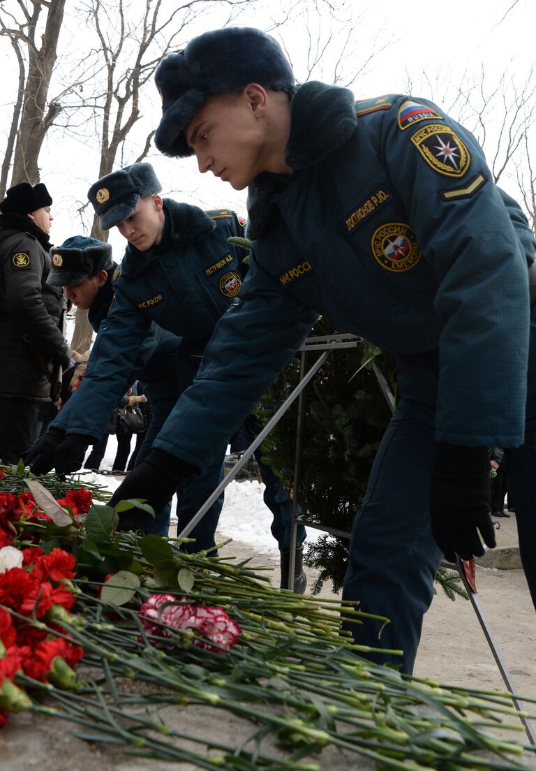 Возложение цветов к памятнику морякам Тихоокеанского флота во Владивостоке