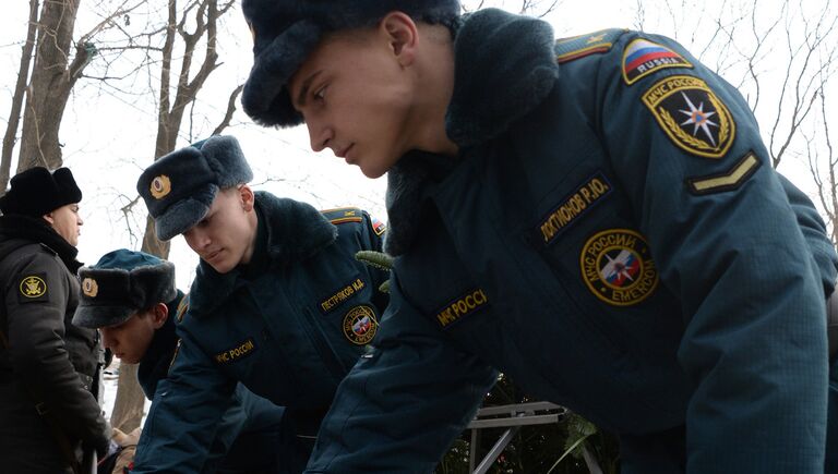 Возложение цветов к памятнику морякам Тихоокеанского флота во Владивостоке