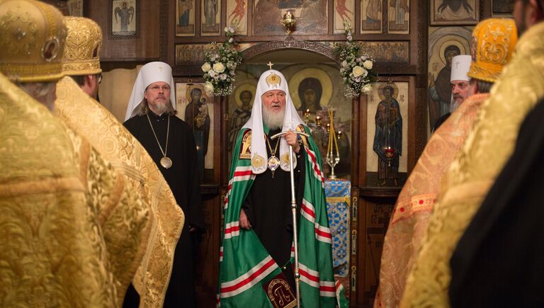 Патриарх Московский и всея Руси Кирилл во время утрени всенощного бдения в парижском храме Трех святителей, проходящей в рамках его визита во Францию