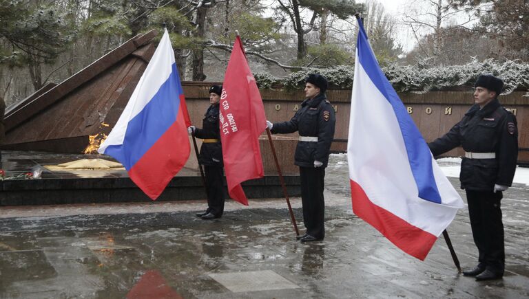 Возложение цветов к Вечному огню на могиле Неизвестного солдата в парке имени Гагарина в Симферополе