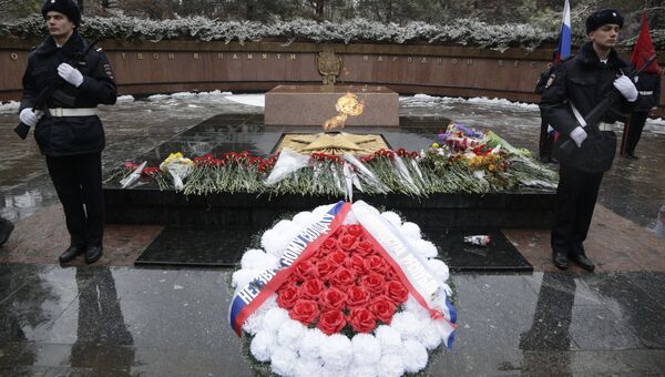 Возложение цветов к Вечному огню на могиле Неизвестного солдата в парке имени Гагарина в Симферополе