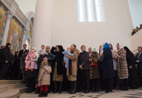 Верующие на службе в Троицком кафедральном соборе при Русском духовно-культурном центре в Париже