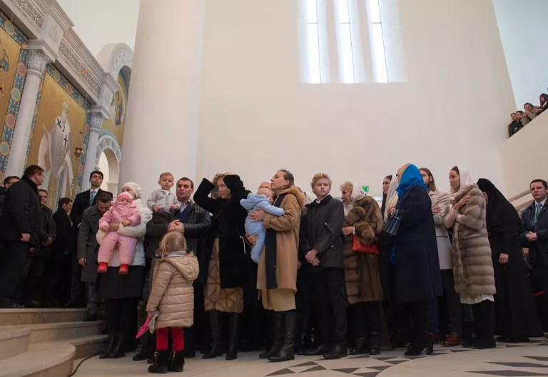 Верующие на службе в Троицком кафедральном соборе при Русском духовно-культурном центре в Париже Верующие на службе в Троицком кафедральном соборе при Русском духовно-культурном центре в Париже