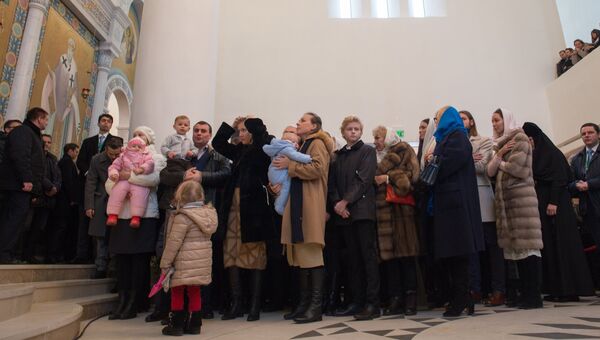 Верующие на службе в Троицком кафедральном соборе при Русском духовно-культурном центре в Париже