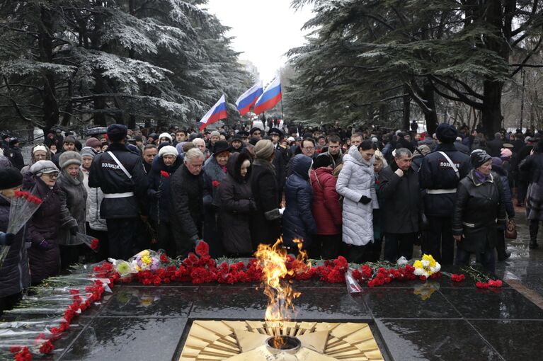 Жители Симферополя на церемонии возложения цветов к Вечному огню на могиле Неизвестного солдата