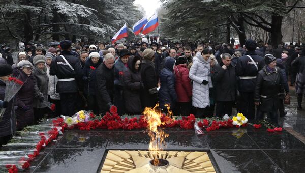 Жители Симферополя на церемонии возложения цветов к Вечному огню на могиле Неизвестного солдата