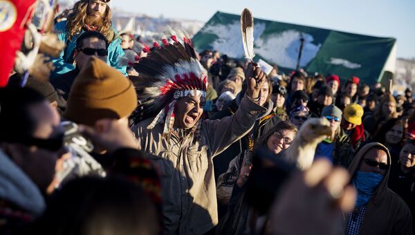 Протестующие радуются сообщению о пересмотре маршрута нефтепровода в Северной Дакоте. Архивное фото