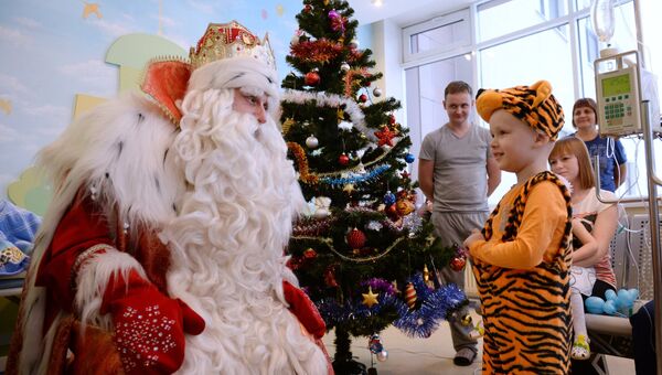 Дед Мороз из Великого Устюга поздравляет детей центра детской онкологии и гематологии во время визита в Екатеринбурге