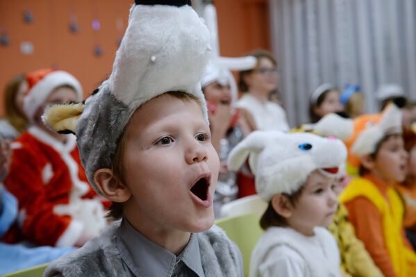 Дети на празднике встречи Деда Мороза из Великого Устюга центра социальной помощи семье и детям Отрада