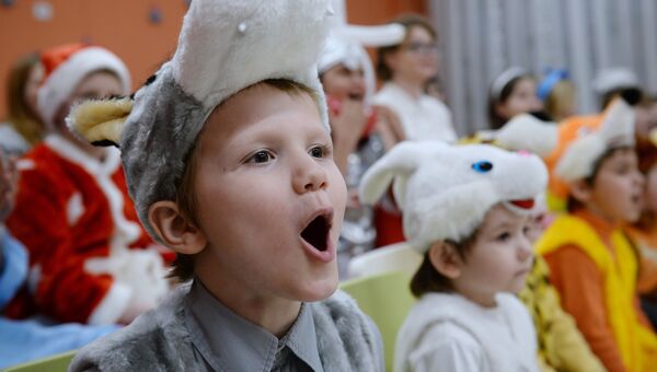 Дети на празднике встречи Деда Мороза из Великого Устюга центра социальной помощи семье и детям Отрада