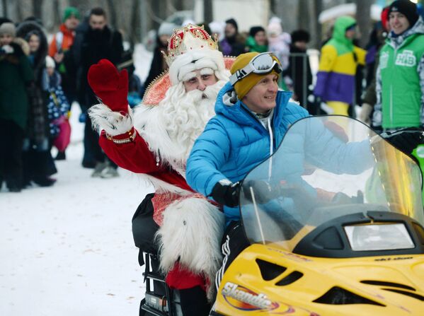 Дед Мороз из Великого Устюга на снегоходе с бронзовым призером Олимпийских игр в Турине по лыжным гонкам Иваном Алыповым