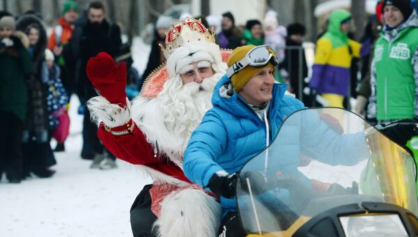 Дед Мороз из Великого Устюга на снегоходе с бронзовым призером Олимпийских игр в Турине по лыжным гонкам Иваном Алыповым
