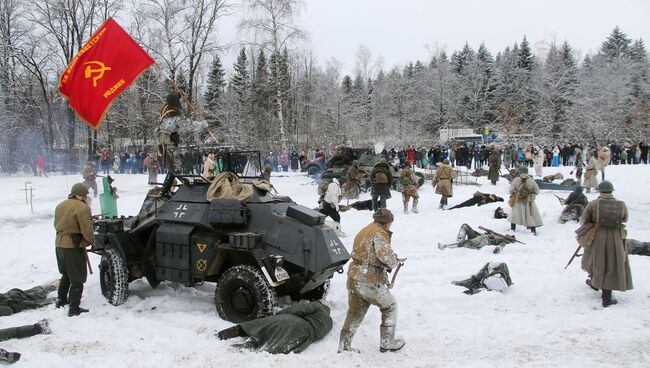 Реконструкция сражения времен Великой Отечественной войны на военно-историческом фестивале Главный рубеж, посвященном 75-летию битвы под Москвой, в музейно-мемориальном комплексе История танка Т-34 в Московской области