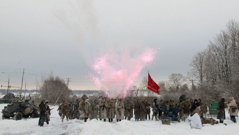 Участники военно-исторического фестиваля Главный рубеж, посвященного 75-летию битвы под Москвой, в музейно-мемориальном комплексе История танка Т-34 в Московской области