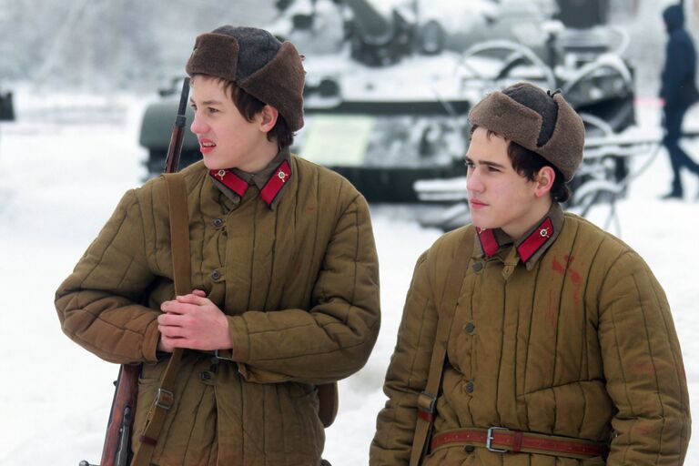 Участники военно-исторического фестиваля Главный рубеж, посвященного 75-летию битвы под Москвой, в музейно-мемориальном комплексе История танка Т-34 в Московской области