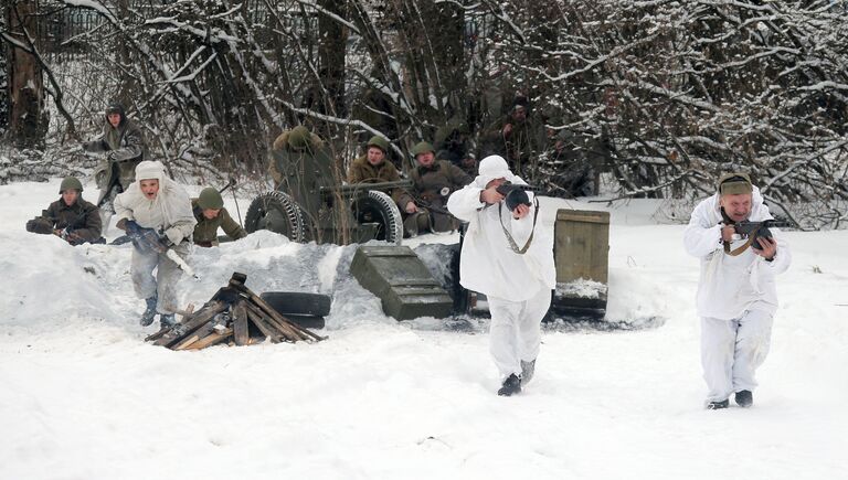 Участники реконструкции сражения времен Великой Отечественной войны на военно-историческом фестивале Главный рубеж, посвященном 75-летию битвы под Москвой, в музейно-мемориальном комплексе История танка Т-34 в Московской области