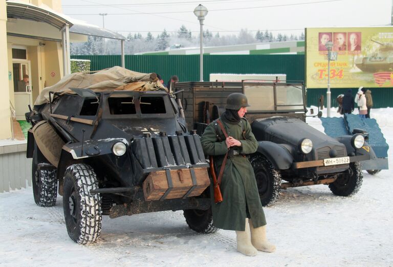 Участник военно-исторического фестиваля Главный рубеж, посвященного 75-летию битвы под Москвой, в музейно-мемориальном комплексе История танка Т-34 в Московской области