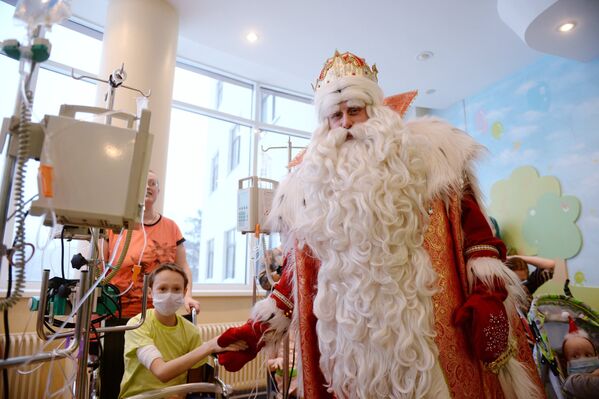 Дед Мороз из Великого Устюга поздравляет детей центра детской онкологии и гематологии во время визита в Екатеринбурге.
