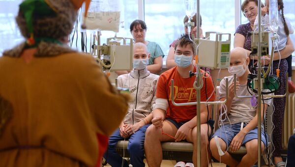 Дети и родители центра детской онкологии и гематологии во время визита Деда Мороза в Екатеринбурге