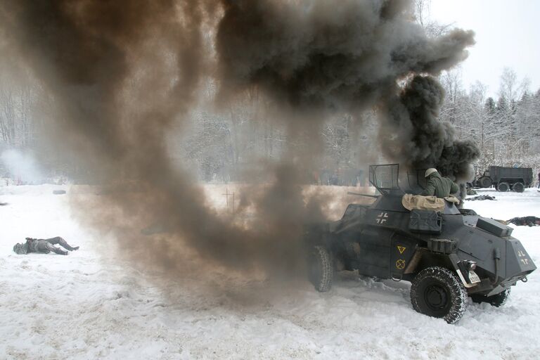 Реконструкция сражения времен Великой Отечественной войны на военно-историческом фестивале Главный рубеж, посвященном 75-летию битвы под Москвой, в музейно-мемориальном комплексе История танка Т-34 в Московской области