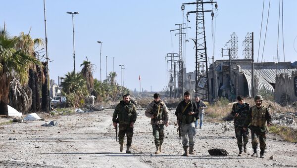 Военные сирийской армии в одном из восточных районов Алеппо. 4 декабря 2016. Архивное фото