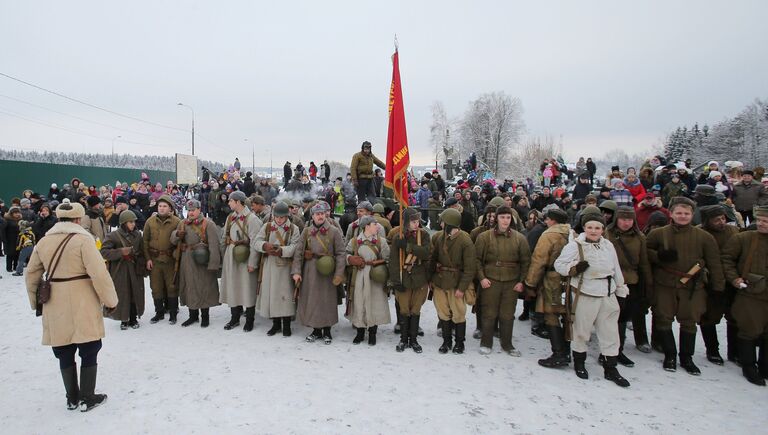 Участники и зрители военно-исторического фестиваля Главный рубеж, посвященного 75-летию битвы под Москвой, в музейно-мемориальном комплексе История танка Т-34 в Московской области