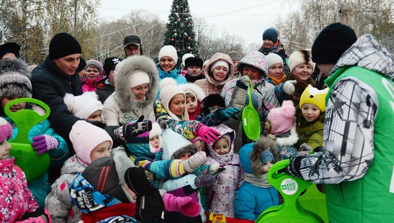 Жители Екатеринбурга на празднике встречи Деда Мороза из Великого Устюга в ЦПКиО имени В.В.Маяковского