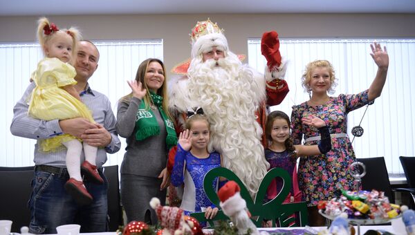 Дед Мороз из Великого Устюга поздравляет многодетную семью Вахониных во Дворце молодежи