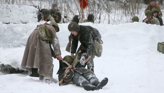 Участники реконструкции сражения времен Великой Отечественной войны на военно-историческом фестивале Главный рубеж, посвященном 75-летию битвы под Москвой, в музейно-мемориальном комплексе История танка Т-34 в Московской области