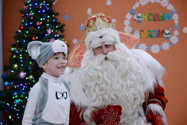 Дед Мороз из Великого Устюга поздравляет детей центра социальной помощи семье и детям Отрада во время визита в Екатеринбурге