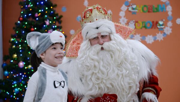 Дед Мороз из Великого Устюга поздравляет детей центра социальной помощи семье и детям Отрада во время визита в Екатеринбурге