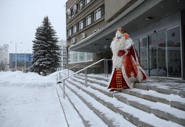 Дед Мороз из Великого Устюга после поздравления многодетной семьи Вахониных во Дворце молодежи