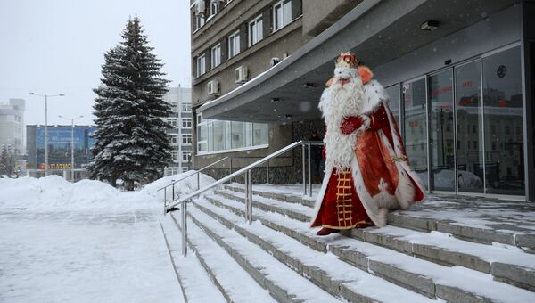 Дед Мороз из Великого Устюга после поздравления многодетной семьи Вахониных во Дворце молодежи