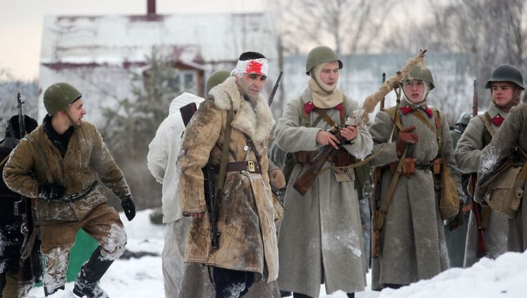 Участники военно-исторического фестиваля Главный рубеж, посвященного 75-летию битвы под Москвой, в музейно-мемориальном комплексе История танка Т-34 в Московской области