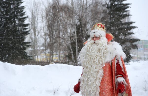 Дед Мороз из Великого Устюга после поздравления многодетной семьи Вахониных во время визита в Екатеринбурге