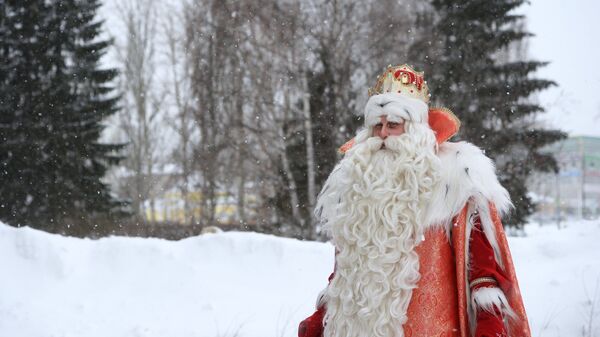 Дед Мороз из Великого Устюга после поздравления многодетной семьи Вахониных во время визита в Екатеринбурге