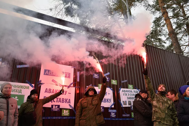 Участники митинга в Киеве с требованием отставки министра внутренних дел Украины Арсена Авакова Участники митинга в Киеве с требованием отставки министра внутренних дел Украины Арсена Авакова