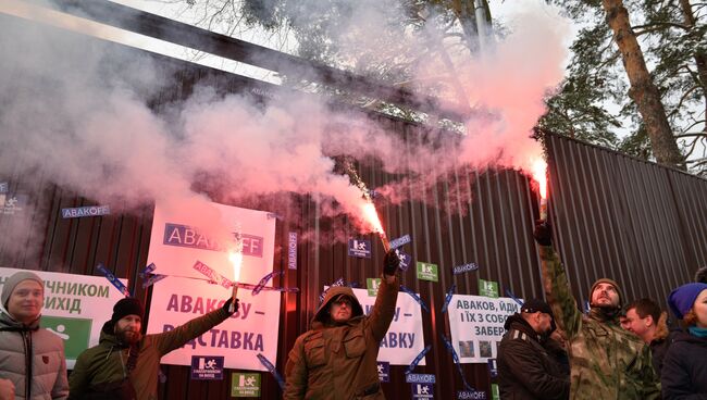 Участники митинга в Киеве с требованием отставки министра внутренних дел Украины Арсена Авакова. 4 декабря 2016