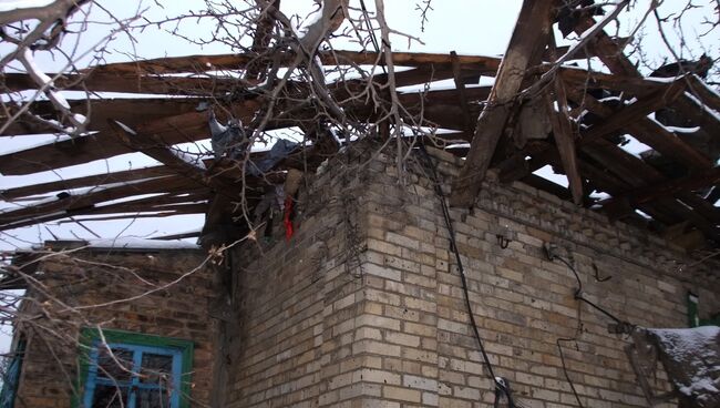 Дом, пострадавший от обстрелов, в Горловке в Донецкой области. Архивное фото
