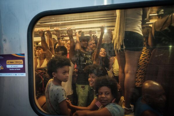 Пассажиры Поезда Самбы в Бразилии, декабрь 2016