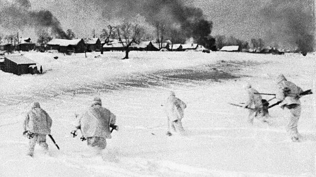 Контрнаступление советских войск в битве под Москвой 5 декабря 1941 года. Кадр из документального фильма Разгром немецко-фашистских войск под Москвой