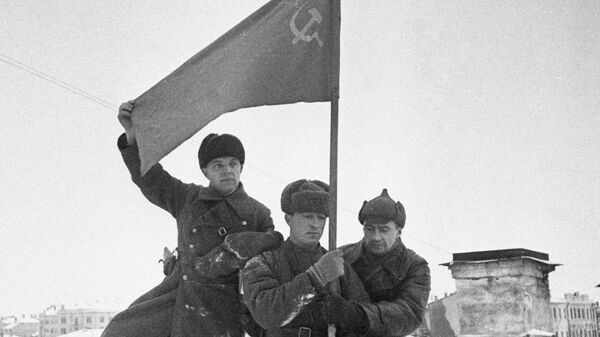 Солдаты водружают советское знамя в городе Калинин. Декабрь 1941 года 