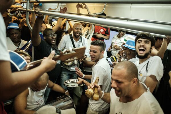 Пассажиры Поезда Самбы в Бразилии, декабрь 2016