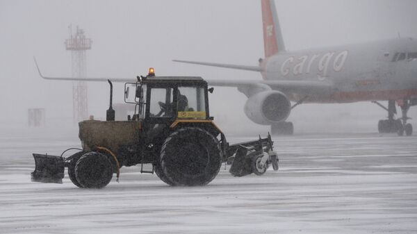 Уборка снега в аэропорту Внуково. Архивное фото