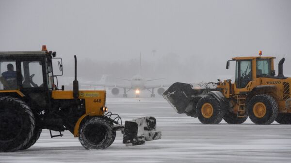Уборка снега в аэропорту Внуково