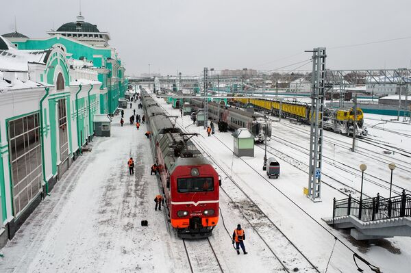 Рабочие осматривают состав на станции Омск-Пассажирский в Омске